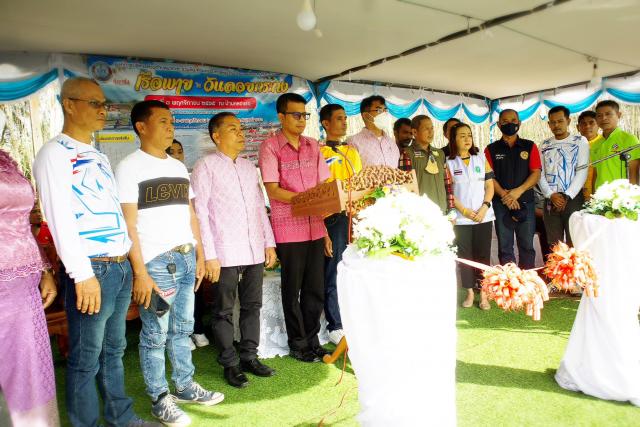 แข่งเรือพาย ในวันลอยกระทง
