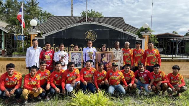 อัญเชิญถ้วยรางวัลพระราชทาน