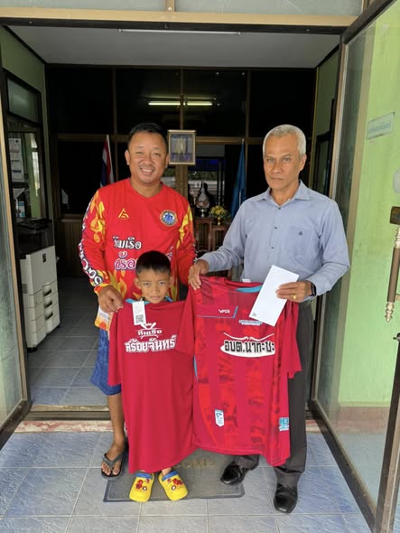 วันที่ 6 ตุลาคม 2568องค์การบริหารส่วนตำบลนากะชะ  มอบเสื้อทีมสำหรับนักกีฬาเรือยาว อบต.นากะชะให้กับ…
🚣🏻 ทีมเรือยาวสร้อยจันทร์
🚣‍♂️ ทีมเรือยาวสามชายนาวา
🚣🏻 ทีมเรือยาวสีทอง
🚣‍♂️ ทีมเรือยาวเทพนาวา
เพื่อใช้ในการแข่งขันเรือยาววันออกพรรษา ชิงถ้วยพระราชทาน ครั้งที่ 11 ประจำปี พ.ศ. 2568
ณ ลุ่มแม่น้ำตาปี บ้านปากน้ำ หมู่ที่ 4 และหมู่ที 7 ตำบลฉวาง อำเภอฉวาง จังหวัดนครศรีธรรมราช